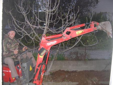 Cyril s'amuse dans le jardin...