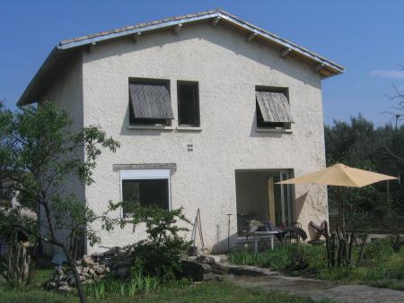 La maison vue de derriere avec son toit tout neuf