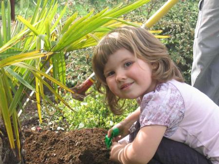 J'AIDE TONTON ET TATA DANS LE JARDIN